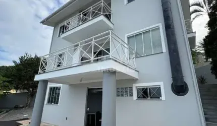 Excelente casa de alto padrão para locação no bairro Trindade!