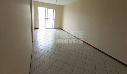 Apartamento com dois dormitórios sendo uma suíte no bairro Trindade em Florianópolis.
