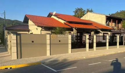 Casa mobiliada 4 quartos e 2 vagas no Centro de Porto Belo