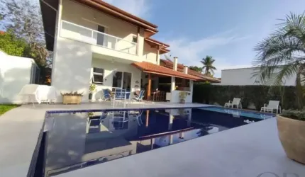 CASA DE ALTISSIMO PADRÃO DENTRO DE CONDOMINIO FECHADO.
