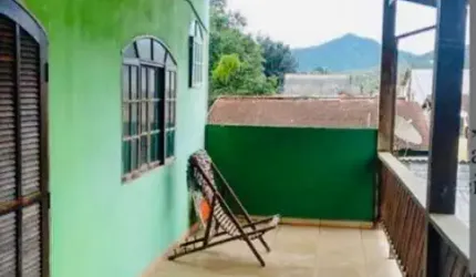 SOBRADO ESPAÇOSO NO CENTRO DE UBATUBA.