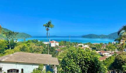 CASA NA PRAIA DA ENSEADA COM BELÍSSIMA VISTA MAR.