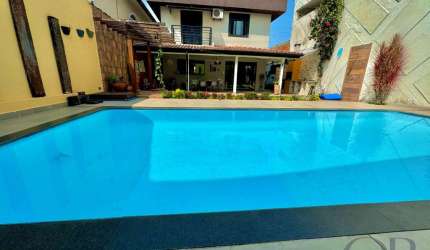 CASA COM PISCINA NO CENTRO DE UBATUBA