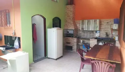 CASA COM 2 DORMITÓRIOS E VARANDA GOURMET NO PEREQUE-AÇU.