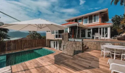CASA DE ALTO PADRÃO NO ITAGUÁ COM VISTA MAR.