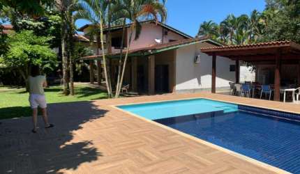 CASA DE ALTO PADRÃO NA ENSEADA COM 4 SUÍTES.