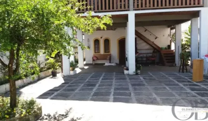 SOBRADO COM 3 SUÍTES NO PEREQUE-AÇÚ.