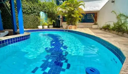 SOBRADO COM 4 DORMITÓRIOS E PISCINA NO SACO DA RIBEIRA.