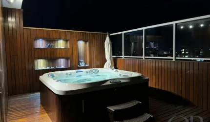 COBERTURA DE ALTO PADRÃO COM JACUZZI PRIVATIVA NO CENTRO.