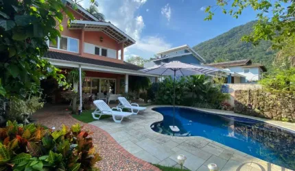 CASA DE ALTISSIMO PADRÃO COM 4 SUÍTES DENTRO DE CONDOMINIO FECHADO.