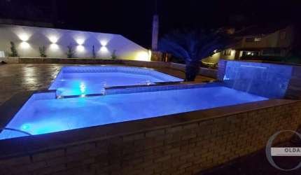 CASA DENTRO DE CONDOMINIO COM 4 DORMITÓRIOS NO HORTO.