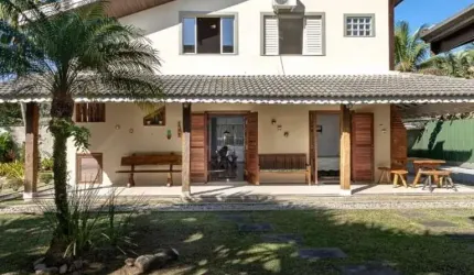 SOBRADO COM 4 SUÍTES DENTRO DE CONDOMINIO.