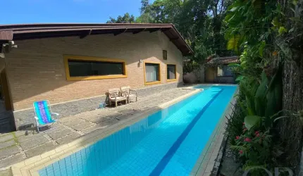 CASA TÉRREA COM 2 DORMITÓRIOS MAIS 3 EDÍCULAS NA PRAIA VERMELHA DO CENTRO.