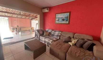 CASA TÉRREA COM 3 DORMITÓRIOS NO CENTRO.
