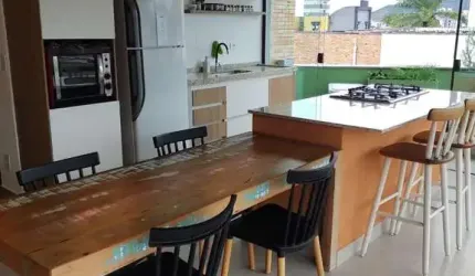 COBERTURA DUPLEX MOBILIADA COM 4 DORMITÓRIOS NO CENTRO.