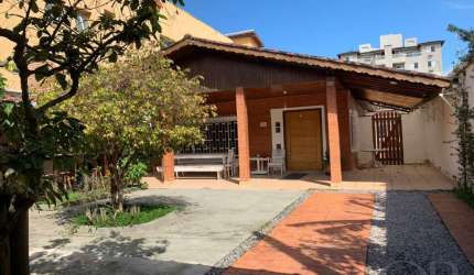 CASA TÉRREA COM 5 DORMITÓRIOS NA PRAIA GRANDE.