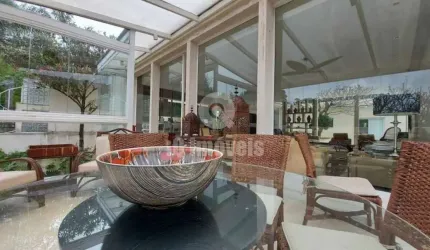 Casa no Pacaembu rua tranquila reformada com 3 suítes 5 vagas