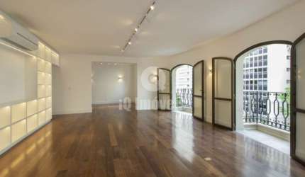 Apartamento Jardins, 198m², 3 suítes com 2 vagas.
