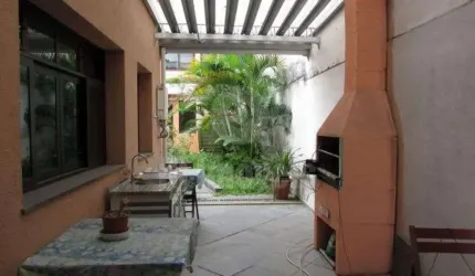 Ampla casa assobradada com edicula, em Perdizes, venda ou locação.