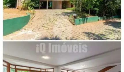 Casa de condomínio em rua fechada