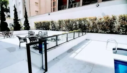 Cobertura duplex em rua arborizada