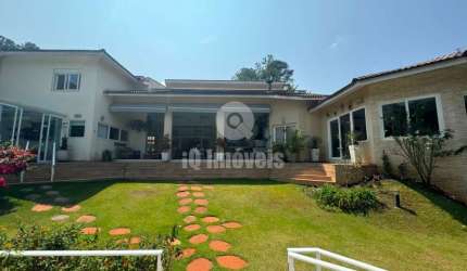 Casa a venda em Atibaia, 849 metros, 5 suítes, 4 vagas de garagem.