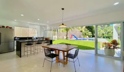 Residência de Alto Padrão com 4 Quartos e Piscina no Condomínio Jardim Acapulco