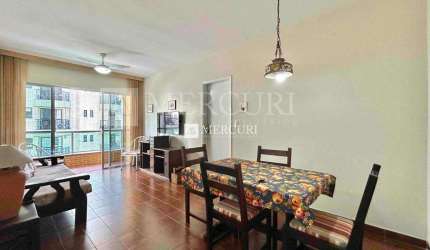 Apartamento na Praia da Enseada com Sacada e Ar Condicionado