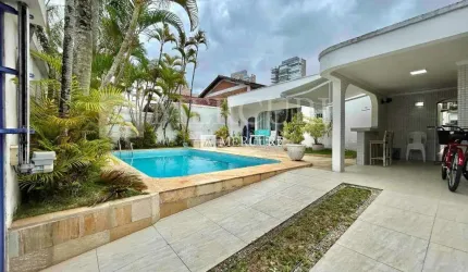 Casa no Guarujá, Enseada, Região Central Park, à 200 metros da Praia, 3 suítes à venda.