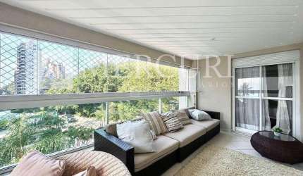 Apartamento no Guarujá, Astúrias, 3 suítes, varanda gourmet e vista parcial do mar.