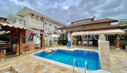 Casa no Guarujá, Piscina, Churrasqueira, 5 Quartos sendo 4 Suítes