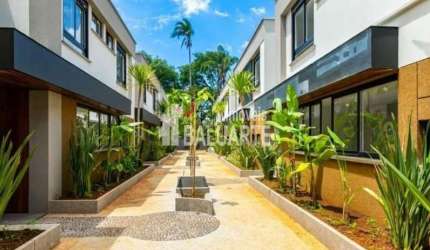Vende-se luxuosa casa em belo e aconchegante condomínio.