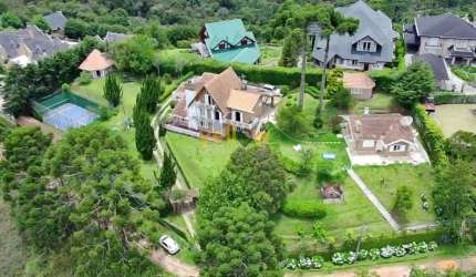 Casa de luxo em Alto do Capivari, Campos do Jordão: 5 dormitórios, 4 suítes, 660m² por R$ 4,2M para venda.