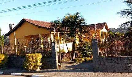 Casa à Venda em Jordanópolis, Arujá: 4 Dormitórios e 500m²