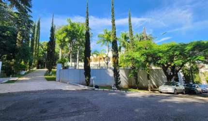 Casa de luxo em condomínio fechado em Arujá com 4 suítes por R$ 5 milhões