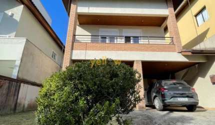 Casa em Arujazinho IV: 4 Dormitórios em Condomínio Fechado