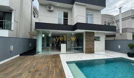 Casa em Condomínio Fechado em Aruã - 3 Dormitórios, 360m²
