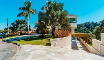 Casa de Luxo à Venda no Condomínio Hills III Arujá – 900m², 5 Suítes