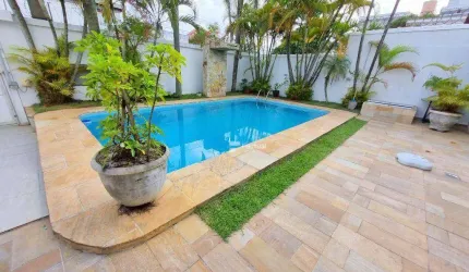 Casa à venda na Praia da Enseada - Guarujá/SP.