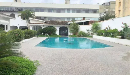 Casa à venda na Praia da Enseada - Guarujá/SP.