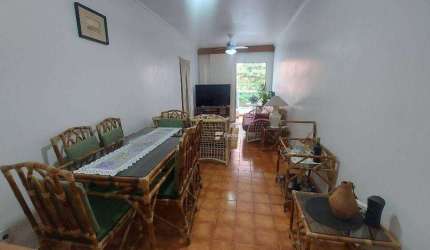 Espaçoso Apartamento com Sacada e 03 dormitórios na Praia da Enseada!! Lado Praia!! Churrasqueira e Serviço de Praia!! Ótima Localização!!