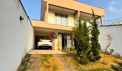 CASA COM ARMÁRIOS NO BAIRRO LUNDCEA!!