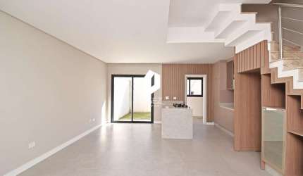 Sobrado novo em condomínio com 03 quartos, 01 suíte e 02 vagas de garagem.