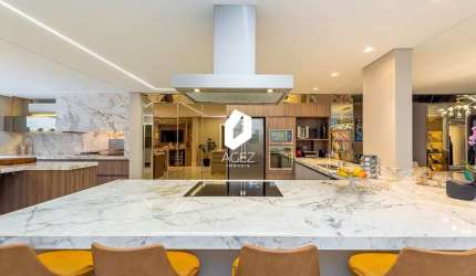 Casa mobiliada em condomínio, com 03 suítes e 04 vagas cobertas!