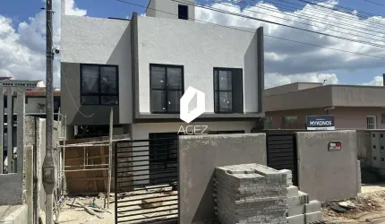 Sobrado com 03 quartos, 01 suíte, terraço e jardim, à venda no bairro Xaxim.
