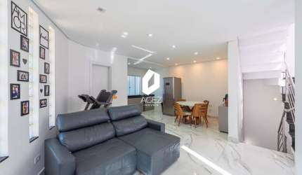 Quadriplex de esquina, novo com 180m² terraço e terreno amplo.