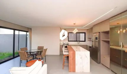 Casa Jardim das Américas, semimobiliado com 3 quartos e terraço amplo.