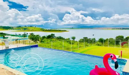Sobrado a venda em condomínio fechado 03 andares com vista pro Lago Corumbá IV.