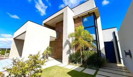 Luxuosa Casa com Piscina no Cidade das Flores – Caldas Novas/GO