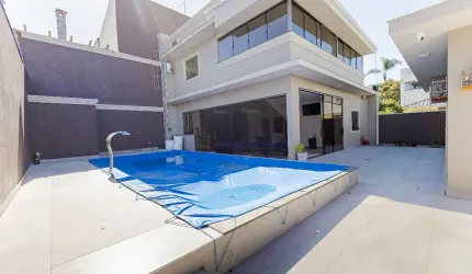 Casa nova 5 quartos, com piscina, no Uberaba/Curitiba R$2.200.000,00